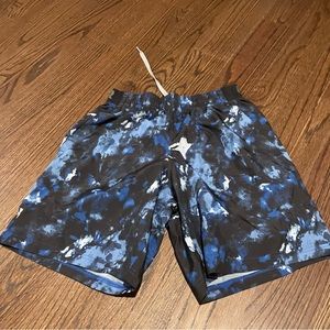 Under Armour Men’s Shorts, size Small, blue and black print, new